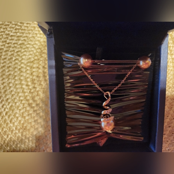 NWOT Pearl Pendant and Earring Set - Picture 2 of 7